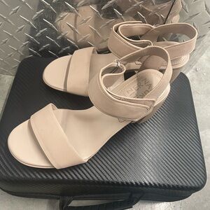 Naturalizer Tan Sandals